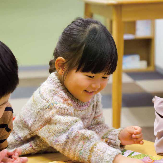 ニコニコしている女の子