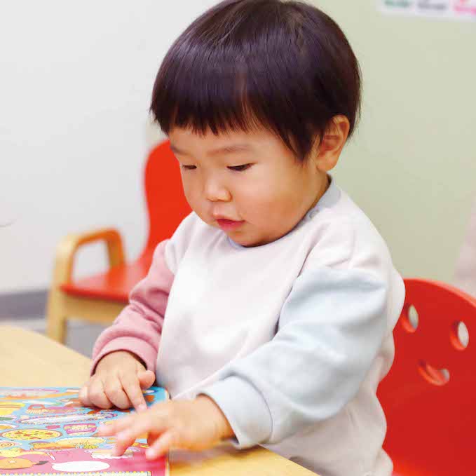 男の子は絵本を読んでいます